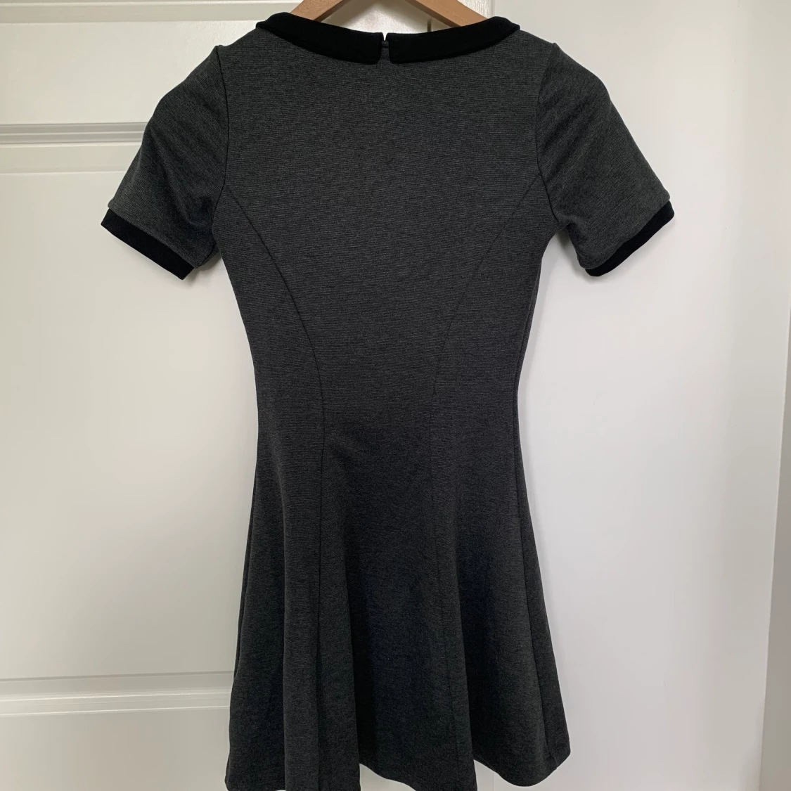 Grå klänning  - 90