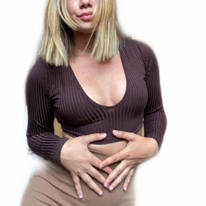 Brun ribbad långärmad top  - Köpt från prettylittlething och sparsamt använd. Bra skick. Det var ett set med kjol vilket syns på bild 2. Säljer top för sig eller med kjol om man vill ha den. ❤️ passar mig som brukar ha small.