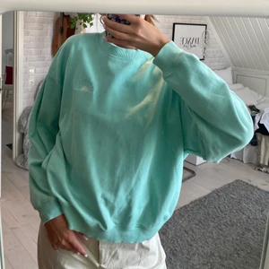 Sweatshirt - Grön sweatshirt från Monki med litet tryck på bröstet. Har en liten fläck på magen men går nog bort i tvätten, annars fint skick!!