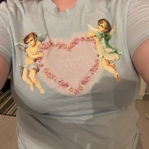 Liten t-shirt engelic soul M - Använt en gång bra skick ganska kort
