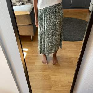 Här är en grön och fin sommar kjol, den är ungefär lite längre än ner till knäna. Alltså till vristen,den är grön och har små vita blommor på sig. Denna kjolen passar för dom som har storlek 150. Säljer denna för att den inte kommer till användning längre
