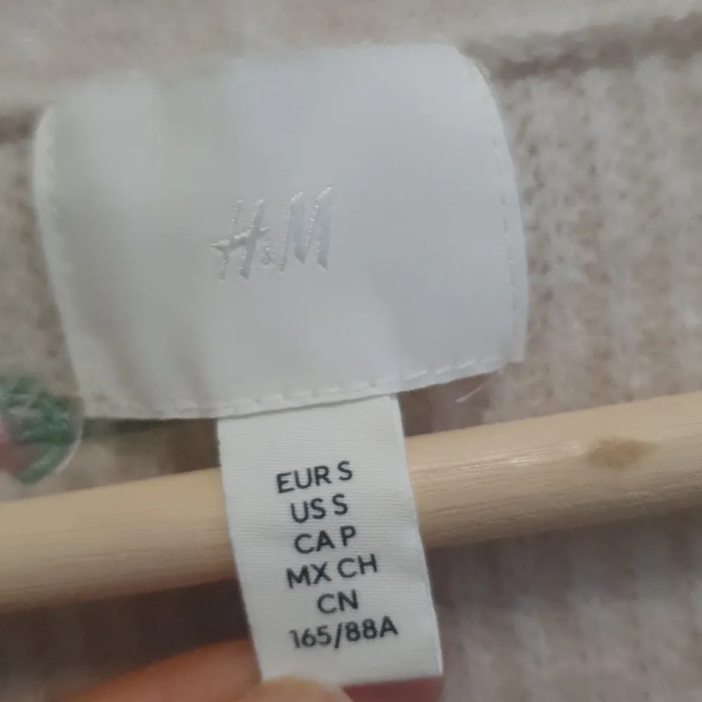 Säljer en broderad blommig kofta som jag har aldrig använt. Köpte den från h&m för 299 kr i storlek S.. Tröjor & Koftor.