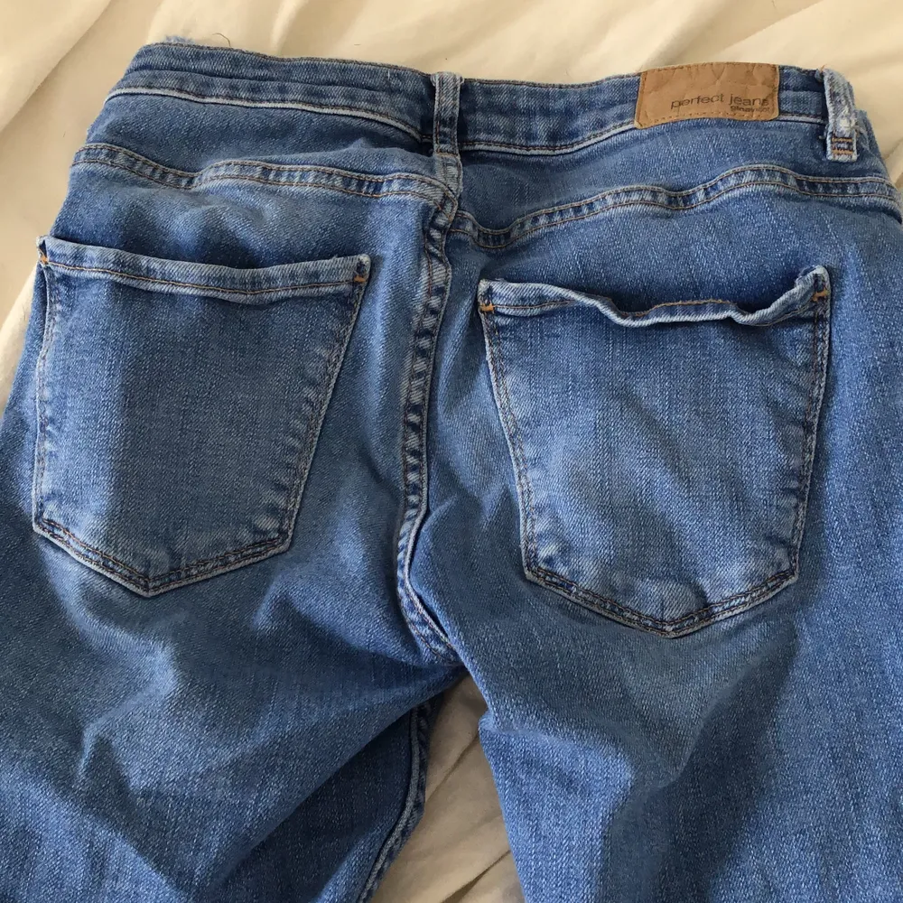 Säljer dessa låg midjade jeans som är lite för stora för mig, andvända 2 gånger och är i fint skick. Om du är intresserad kontakta mig. Köpare står för frakt 💕❤️. Jeans & Byxor.