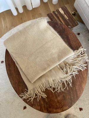 Halsduk beige  - Mysig och varm halsduk i beige färg. Knappt använd. 