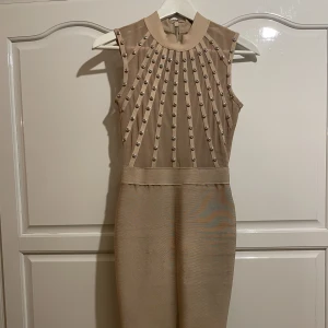 Festklänning  - Super snygg fest klänning enbart använt under 1 kväll.  Genomskinlig överdel med elegant ”kjol” 