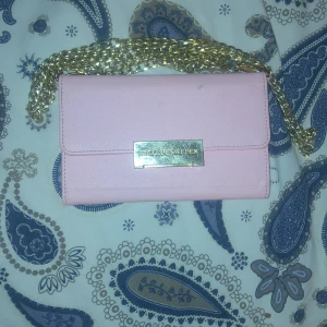 Ideal of sweden skal - Säljer mitt ideal of sweden skal pga att jag har en ny mobil. Skalet har en kedja så man kan använda det som en väska. Skalet är lite sönder som ni ser och metall biten på framsidan är lite repig. 