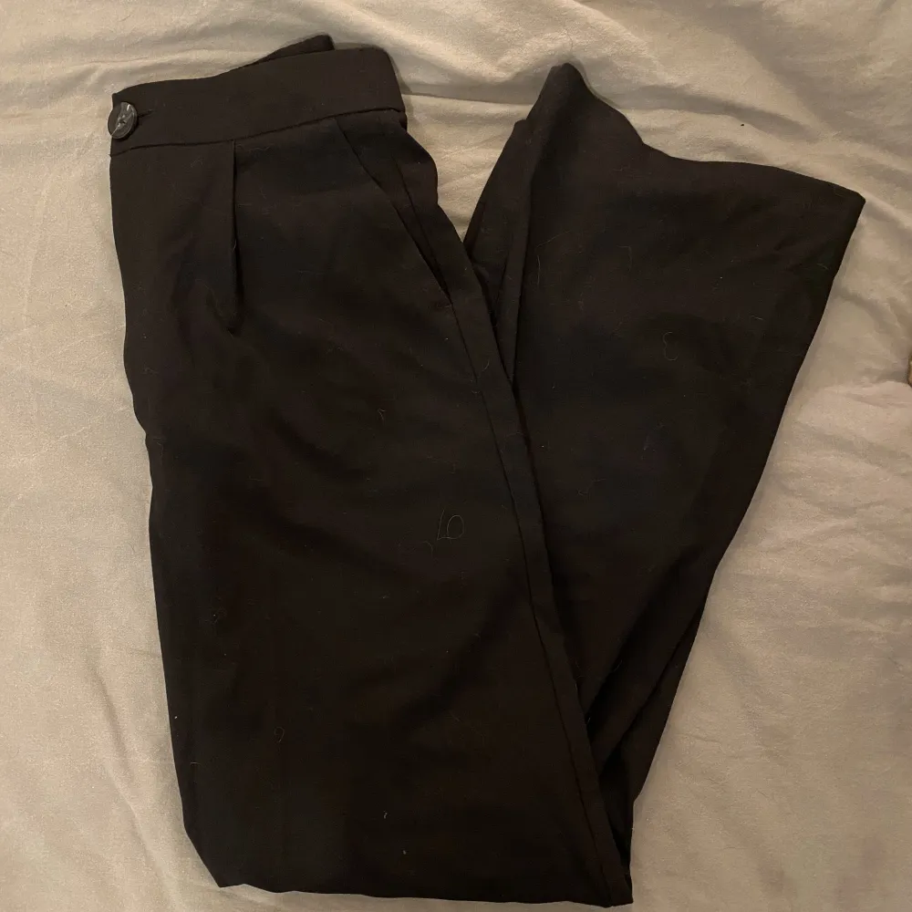 Svarta kostymbyxor från Stradivarius. Kan bäras både hög och lågmidjat eftersom de har resår. Köpta här på plick men förstora för mig som är 167. Jeans & Byxor.