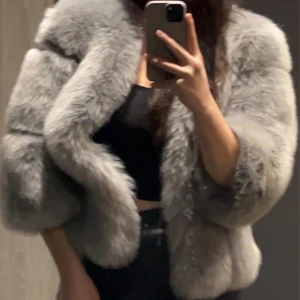 Fluffig jacka i storlek S - Super fin jacka med päls imitation, nypris ligger runt 1000kr mitt pris är 500kr, nyskick då jag aldig haft tillfälle att använda den 💕