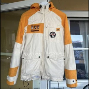 Retro Napapjri  - Snygg jacka köpt second hand! Den är oanvänd men svinsnygg! Har bara för många jackor:/  Kan givetvis visa fler bilder om så önskas.   S/M