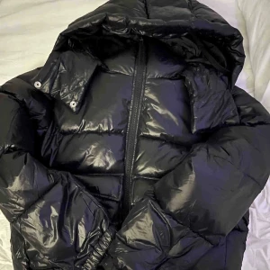 Maya jacka - En perfekt jacka till vintern för dig som gillar streetwear och y2K. Bra fickor och tjockt material. Passar kvinnor o män