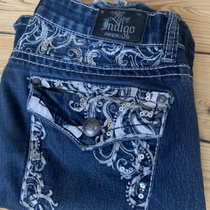 Jeans! - Jätte söta low waisted o bootcut jeans. Med paljetter där bak!
