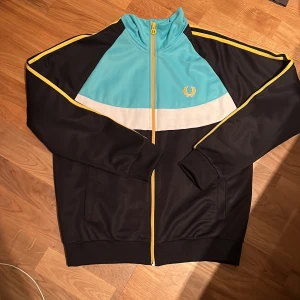 Vintage fredperry x adidas - Väldigt rare fredperry x adidas collab som är vintage länge sen, storlek M den är som ny och riktigt snygg med färgerna