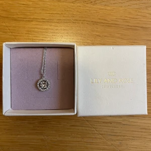 Halsband från Lily & Rose - Halsband från Lily & Rose, nytt och oanvänt. Levereras i tillhörande ask.