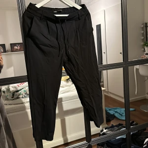 Mys-kostymbyxor - Världens mysigaste ”kostymbyxor” från Only. Aldrig använda. OBS! Jag står inte för frakten