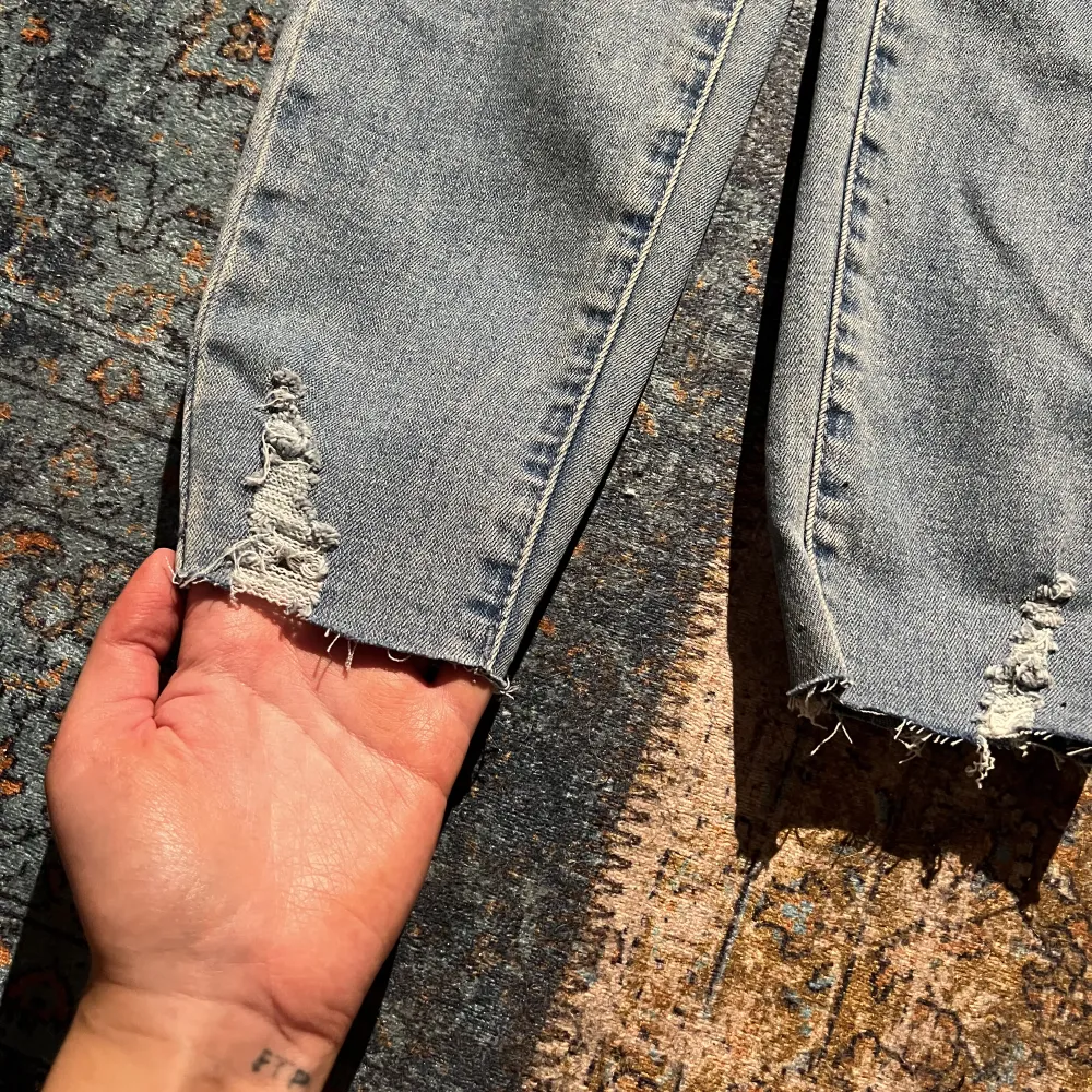 Oanvända jeans från zalando i storlek 40 med slitningar. Prislappar kvar på! 50 kr + frakt!. Jeans & Byxor.