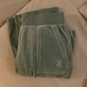 Intressekoll på mina juicy byxor. De är storlek xxs och färgen chinois green. Inga defekter eller liknande. Köpte i somras, sparsamt använda.  