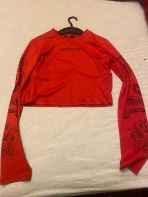 Röd tröja  - En röd tröja med text. Nästan helt ny