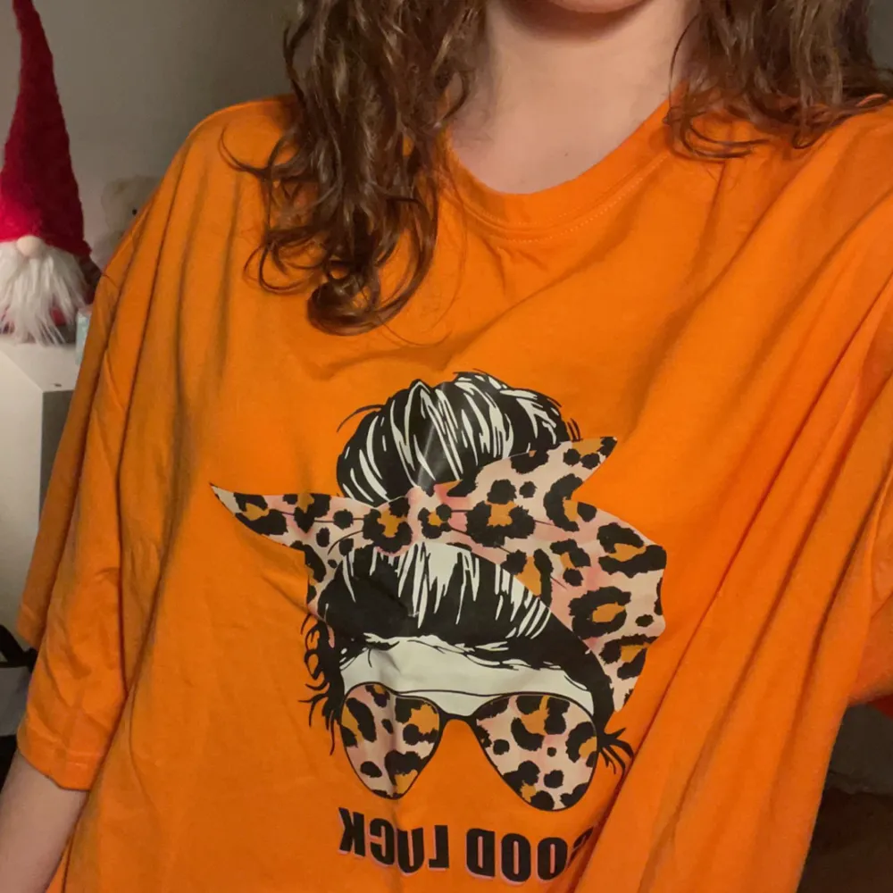 En supermysig orange oversized T-shirt med tryck!💕”Good luck” står det och den är i storlek S. Mycket bra skick eftersom jag endast använt den 3 ggr ca. Kolla under min profil för betalningsinfo!💕. T-shirts.