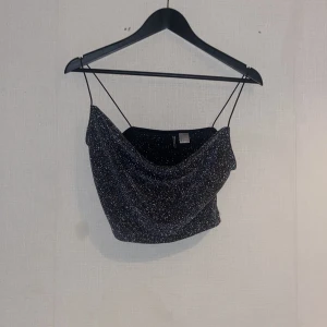 Top från hm  - Jätte snygg nyårs top från hm , knappt använd. Storlek S 