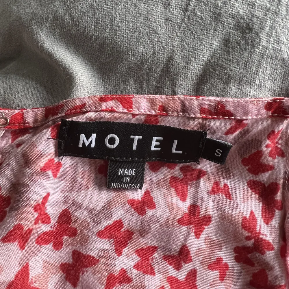 En kort blommig klänning från Motel i storlek S🌺enbart använd en gång och därmed nästan i nyskick!. Klänningar.