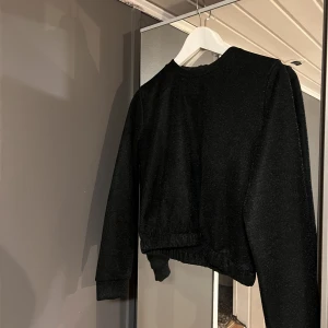 Svart sweatshirt  - Svartglittrig Sweatshirt i strl s. Köpt från carlings för nåt år sedan men helt oanvänd.