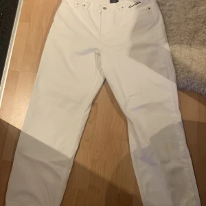 Sweet SKTBS Jeans - Supersnygga jeans i märket Sweet Skateboarding Company med lappen kvar inuti! Skön passform och i bra skick. Nypris 599 kr, skriv för mer info💘 Köparen står för frakt