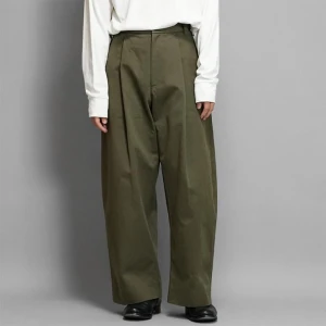 Vida bruna byxor - Byxor från märket Olive clothing som är vida och korta i passformen. Byxorna är något solblekta då de är väl använda men är utöver det i utmärkt skick. Står att de är stl M och sitter som W30. Vid frågor går det bra att skicka meddelande :) 