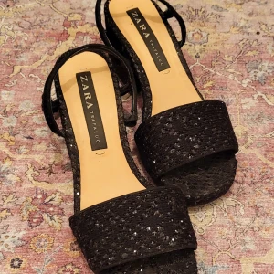 Svarta sandaler från Zara - Fina svarta sandaler i storlek 37 från Zara, använd fåtal gånger.  Lite småa i storlek.  Klackhöjd 5cm 