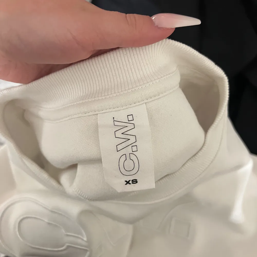säljer denna superfina sweatshirt från carin wester som aldrig blivit använd, inga defekter eller nopprig, den är i storlek xs med passar s lika bra💗 kan frakta och skicka bättre bilder ((frakten är inräknat i priset)). Neuletakit & Villapaidat.