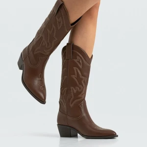 Cowboy boots  - Tänker sälja mina cowboy boots, vara bara använt dom ytterst få gånger. Dom är slutsålda. Om någon är intresserad så är det bara att skriva