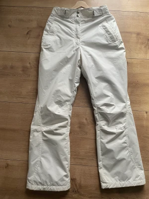 Skidbyxor  - Säljer nya skidbyxor  Storlek från byxorna 46 men mer som en 40 