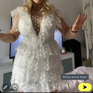 Vit klänning - Säljer nu min MAGISKA studentklänning, och vill att den ska komma till användning för någon annan. Den är endast använd under dagen på studenten så i princip är den ny. Köpt på revolve för 3000 kr.   Är 178 cm lång. Priset är prutbart. Går inte under 1000