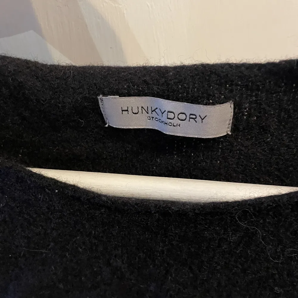 Stickad tröja från Hunky Dory med dragkedjor på sidorna . Hoodies.