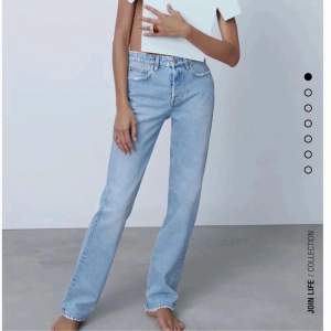 Mid rise jeans från zara i storlek 32. Dom är i bra skick och superfina dock är dom för små och därav så säljer jag dom❤️skriv om ni vill ha fler bilder. 