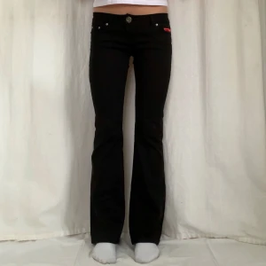 Lågmidjade jeans - !Använd köp nu om du vill köpa/kontakta mig privat! Svarta bootcut jeans från R&B🙌Midja:80 Innerbenslängd:81,5 Jag är 169 med W28 som referens