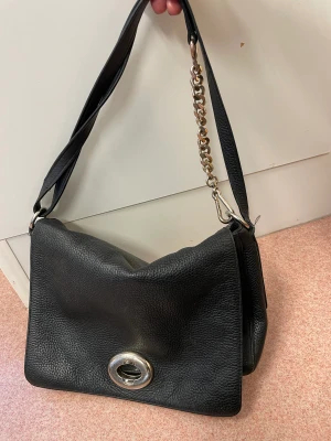 Coach väska äkta med dustbag - Hej har en coachväska med dustbag som jag nu säljer men det finns inget kvitto. Går antagligen att kanske få fram men utan tar jag 1000:- inköpspris var 3995:-