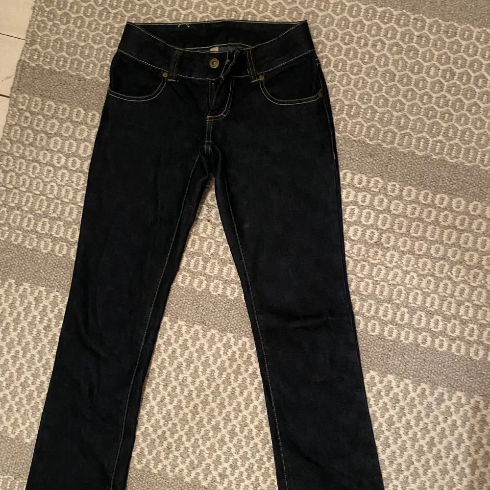 Säljer tre par jeans. De första är ett par lågmidjade (150kr) de andra är midwaist på mig som är ca 162cm (100kr) de tredje är högmidjade (80kr) skriv för fler bilder.. Jeans & Byxor.