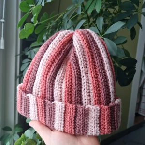 Hemmavirkad mössa av 100% ull - Tunn varm mössa, perfekt som julklapp eller som en gåva till sig själv.