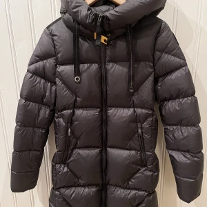 Para jumper jacka - Para jumper jacka dam, använd 3 gånger och i nyskick. Nypris 7599kr