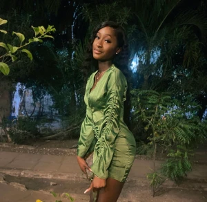 Grön klänning  - Grön klänning, Köpt förra året från PLT. Endast använd 1 gång.   Passar mig med storlek xs Storlek: Xs