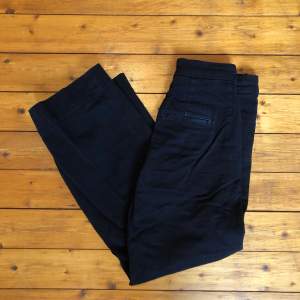 Svarta ankellånga jeans från & other stories.  Kan mötas upp i Göteborg eller Kungsbacka, annars tillkommer frakt.