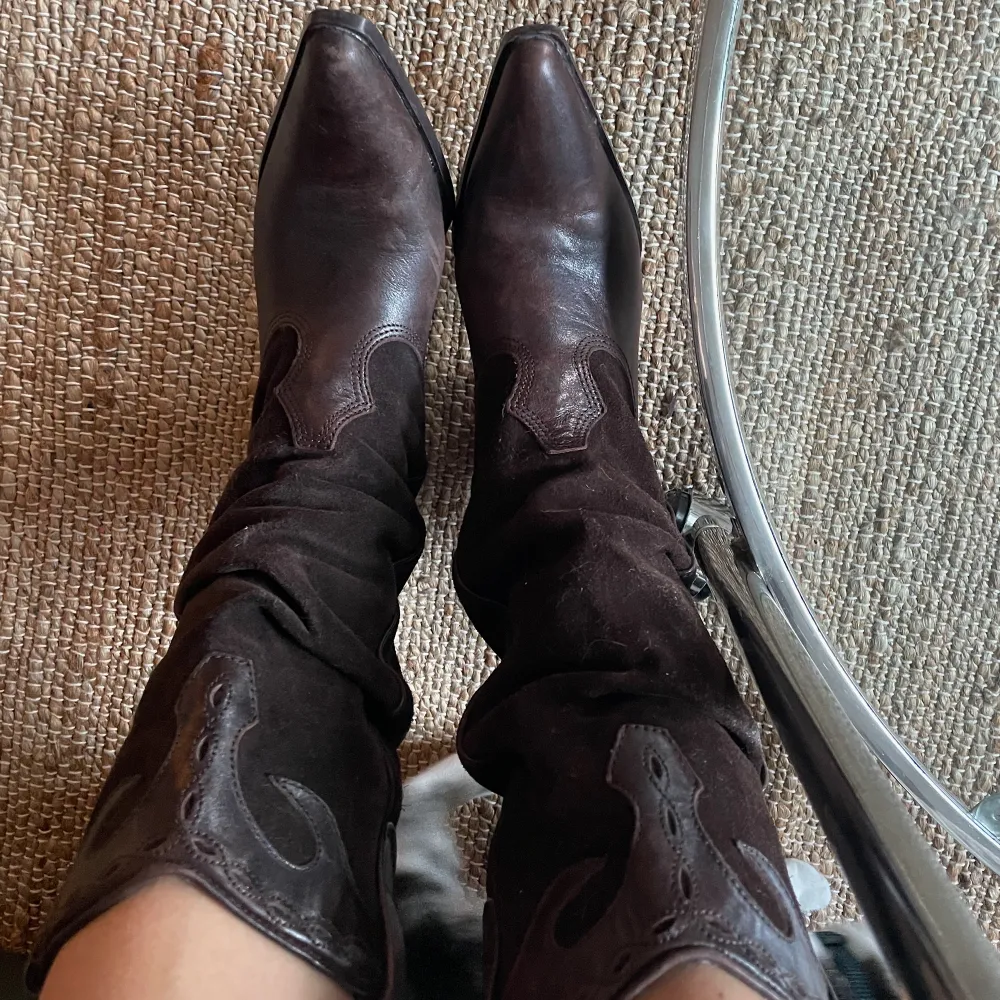 Ett par fina retro cowboyboots. Använda men i bra skick, säljer då dom tyvär är lite små för mig:(. Skor.