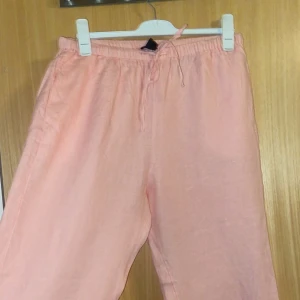 Lindex linnebyxor  - Ett par rosa linnebyxor i storlek L från Lindex som jag aldrig använt. Man får stå för frakten själv och pris för frakten kan vi diskutera🥰