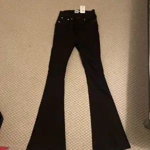 Ett par svarta utsvängda jeans från lager 157 helt oanvända och har fortfarande prislapp kvar. Ursprungs pris 300kr