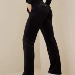 ❣️INTRESSEKOLL❣️på mina lågmidjade svarta juicy couture byxor utanframficka i storlek S  (Lånad bild) 