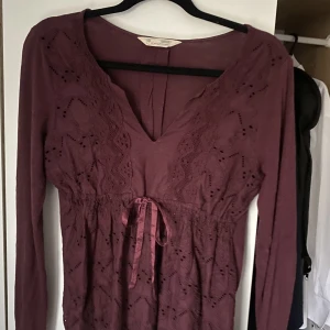 vinröd/lila odd molly blus - äkta odd molly blus med sidenband i midjan som går att dra åt, köpt för ca 1500 och storlek står inte men ca xs/s❤️