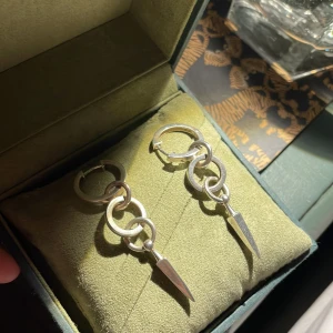 Maria nilsdotter örhängen  - Har tröttnat så om nån vill byta skriv. Eller om ni kan köpa för bra pris. Köptes i juni och man kan putsa dom i butiken gratis.