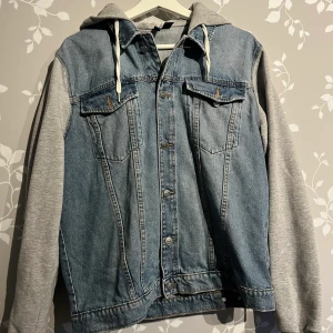 Jens/hoodie jacka strl L - Fint skick inte använd många gånger.