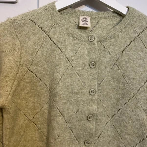 Grön kofta från Urban Outfitters  - Ljusgrön kofta från Urban Outfitters i väldigt fint skick, använd endast en gång!❣️Hör gärna av er vid eventuella frågor! 