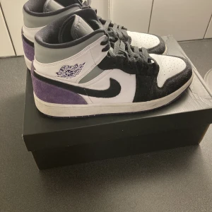 Jordan 1 mid SE purple - Hej! Säljer mina Jordan eftersom dem är för små! Använda i säsong men fortfarande bra skick! Original låda tillkommer också! 